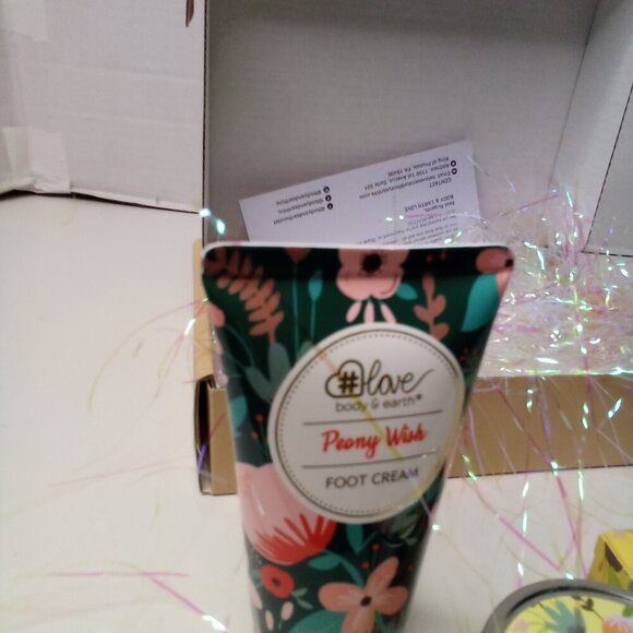 Body & Earth Love Set Hand Cream Foot Cream Soap Candle - Picture 7 of 12